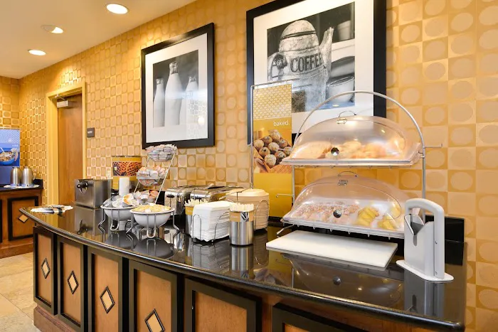 Hampton Inn Utica 4