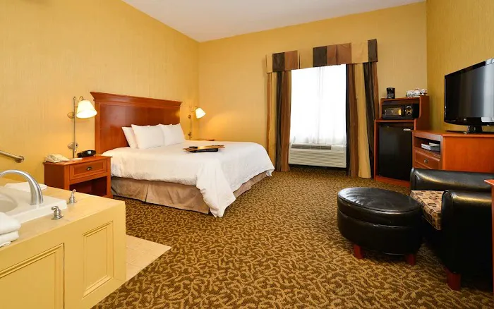 Hampton Inn Utica 4