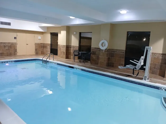 Hampton Inn Utica 4