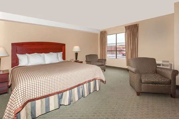 Days Inn by Wyndham Utica 4