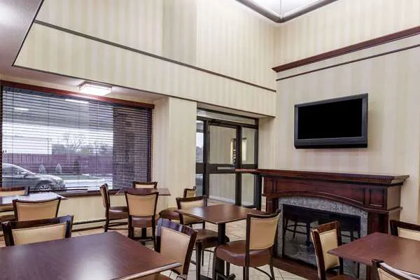 Days Inn by Wyndham Utica 4