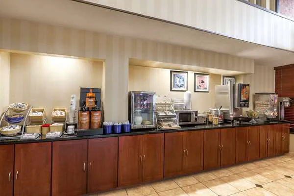 Days Inn by Wyndham Utica 4
