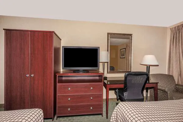 Days Inn by Wyndham Utica 4