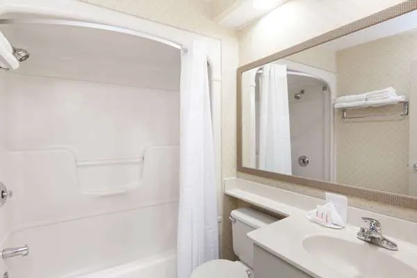 Days Inn by Wyndham Utica 4