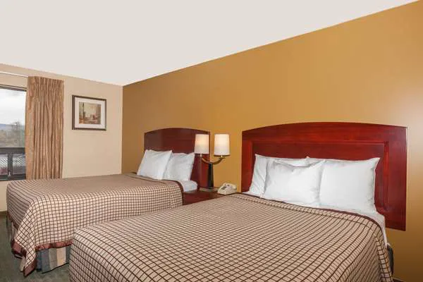 Days Inn by Wyndham Utica 4