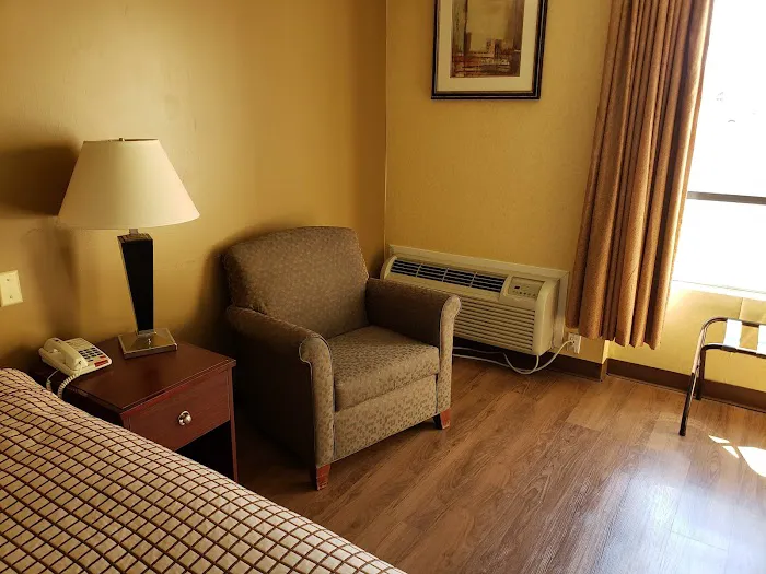 Days Inn by Wyndham Utica 4