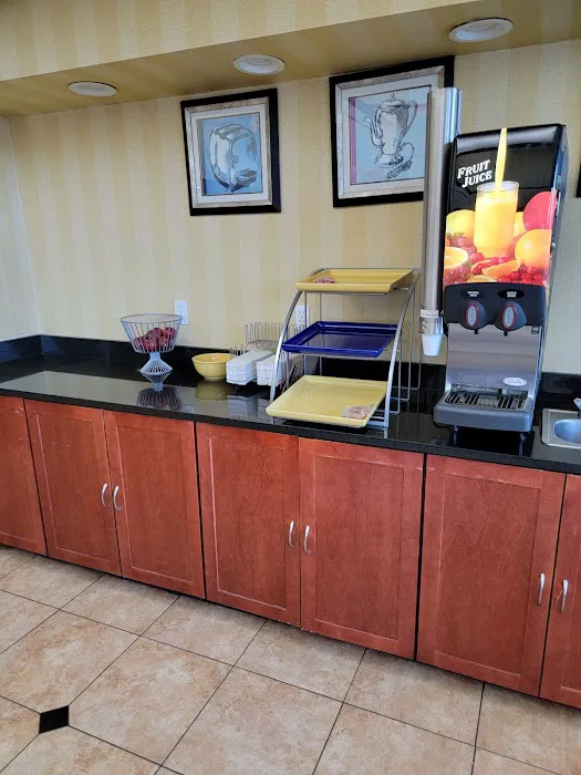 Days Inn by Wyndham Utica 4