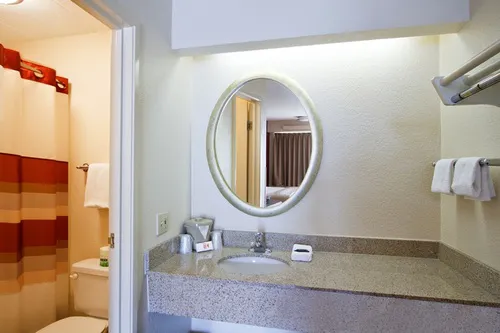 Red Roof Inn Utica 4