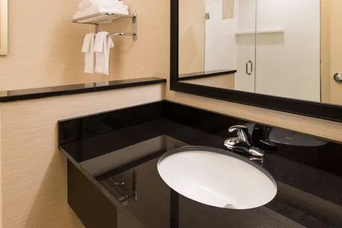Fairfield Inn & Suites Utica 4