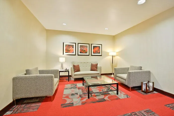 Holiday Inn Express & Suites Utica by IHG 4