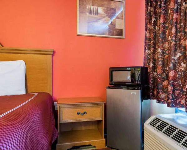 Rodeway Inn University 4