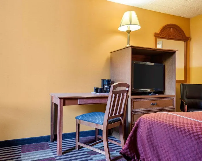 Rodeway Inn University 4