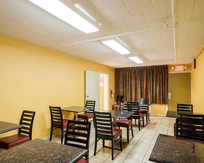Rodeway Inn University 4