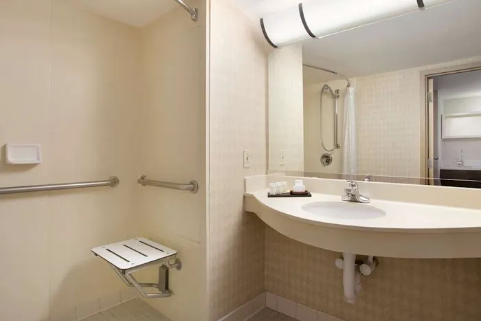Embassy Suites by Hilton Newark Wilmington South 4