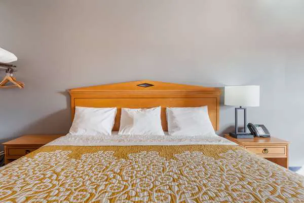 Days Inn & Suites by Wyndham Lancaster Amish Country 4
