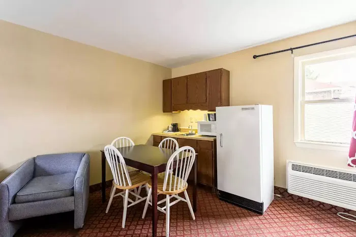 Rodeway Inn & Suites 4
