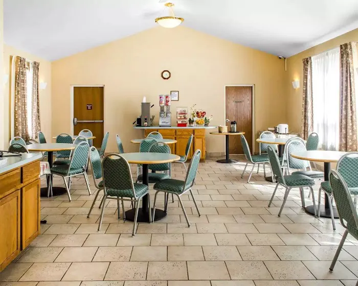 Rodeway Inn & Suites 4