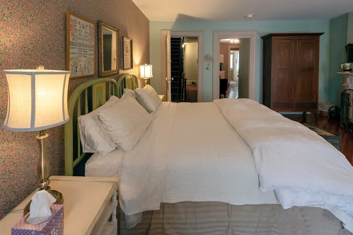 Kelly Suites on Broadway 4