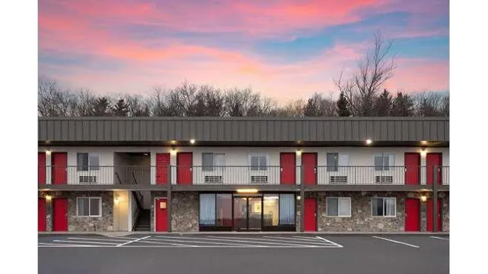 Super 8 by Wyndham Hazleton 4