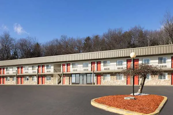 Super 8 by Wyndham Hazleton 4
