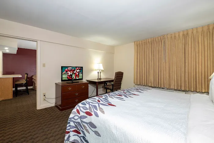 Red Roof Inn & Suites Hazleton 4