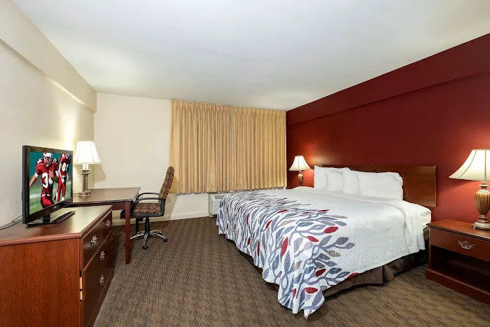 Red Roof Inn & Suites Hazleton 4