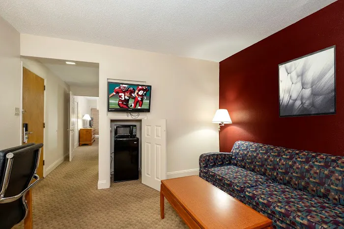 Red Roof Inn & Suites Hazleton 4