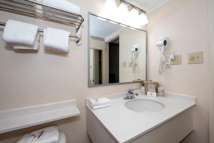 Red Roof Inn & Suites Hazleton 4