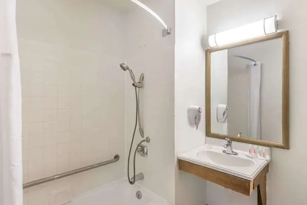 Super 8 by Wyndham Hartford 5
