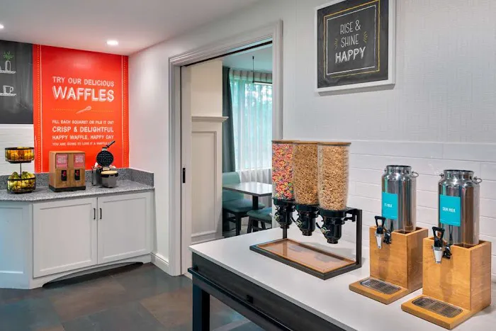 Hampton Inn Hartford/Airport 4