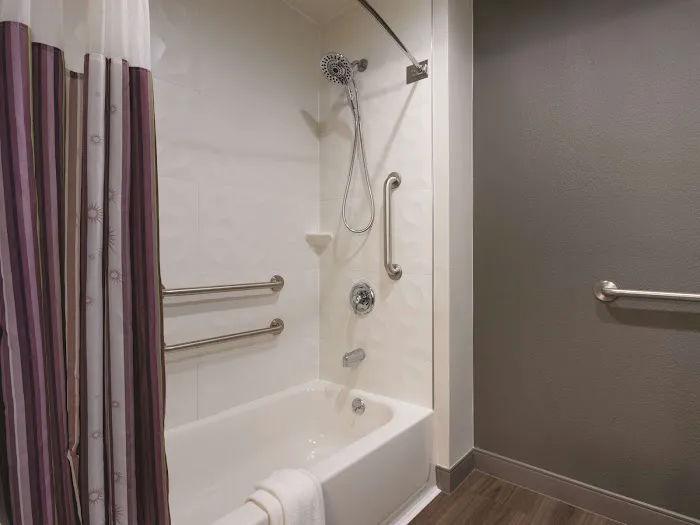 La Quinta Inn & Suites by Wyndham Hartford - Bradley Airport 4