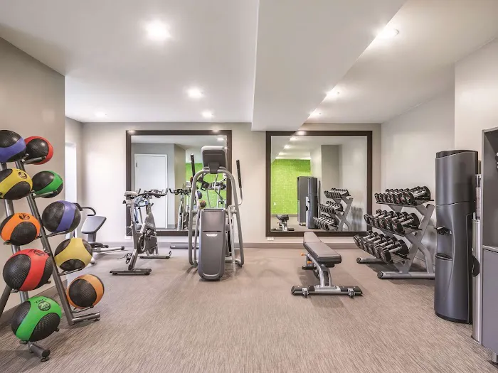 La Quinta Inn & Suites by Wyndham Hartford - Bradley Airport 4