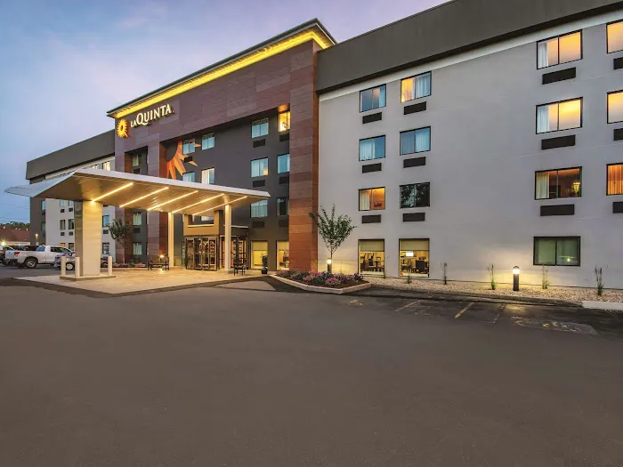 La Quinta Inn & Suites by Wyndham Hartford - Bradley Airport 4