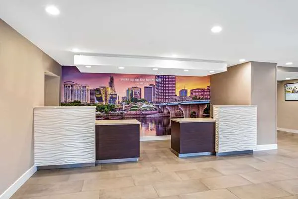La Quinta Inn & Suites by Wyndham Hartford - Bradley Airport 4