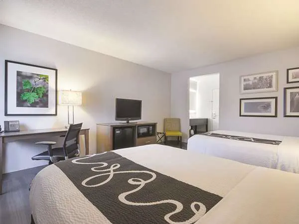 La Quinta Inn & Suites by Wyndham Hartford - Bradley Airport 4