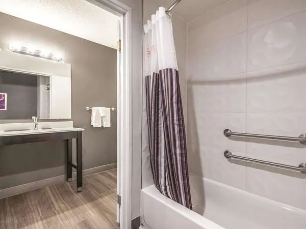La Quinta Inn & Suites by Wyndham Hartford - Bradley Airport 4