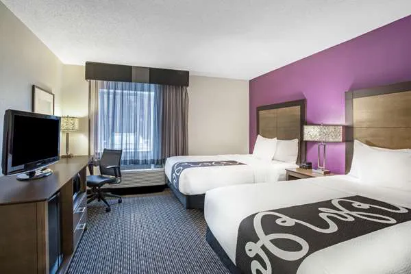 La Quinta Inn & Suites by Wyndham Hartford - Bradley Airport 4
