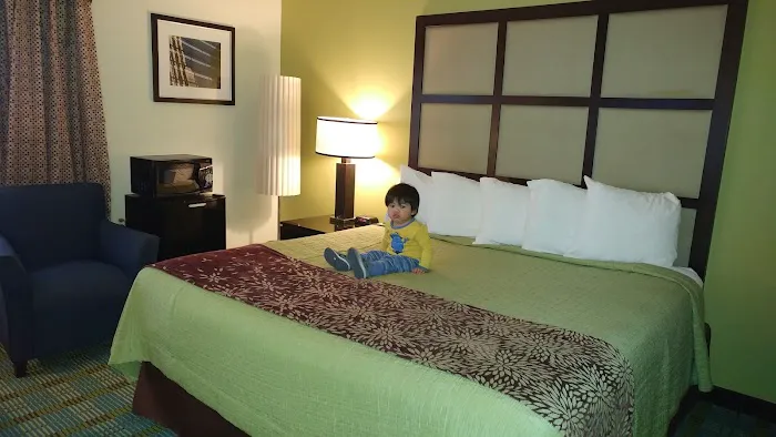 Days Inn by Wyndham Southington 4