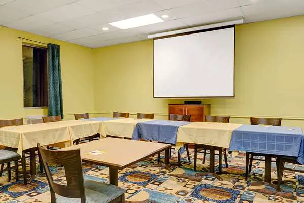 Days Inn by Wyndham Southington 4