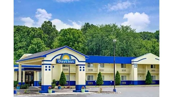Days Inn by Wyndham Southington 4