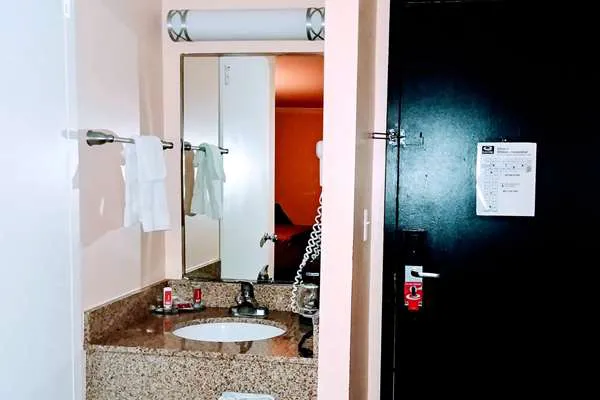 Econo Lodge Milldale - Southington 5