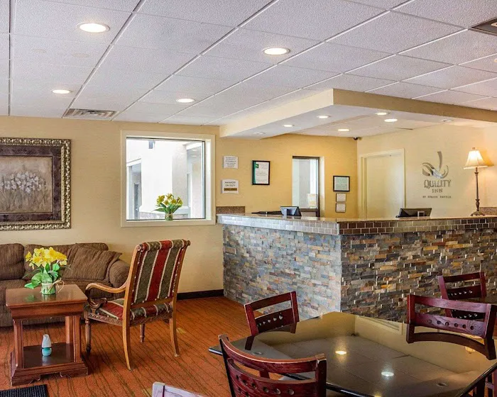 Quality Inn 4