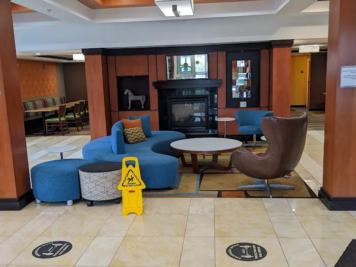 Fairfield Inn & Suites Hartford Airport 4