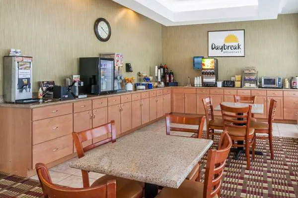 Days Inn by Wyndham Windsor Locks / Bradley Intl Airport 4