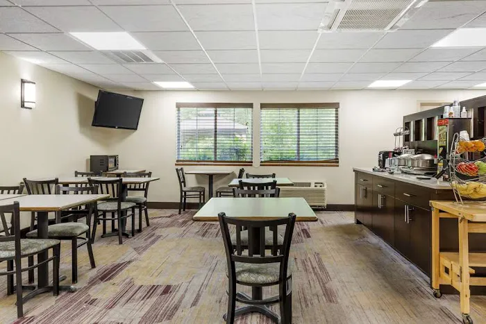 Best Western Plus Berkshire Hills Inn & Suites 4