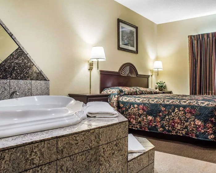 Econo Lodge Inn & Suites Airport 4