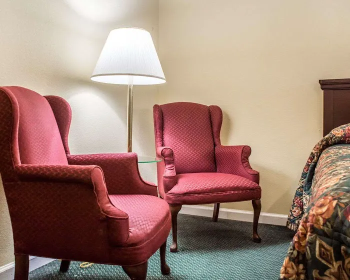 Econo Lodge Inn & Suites Airport 4