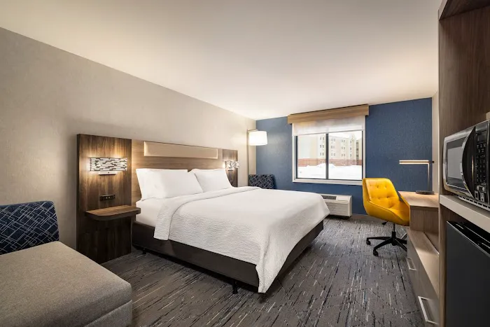 Holiday Inn Express Syracuse Airport by IHG 4
