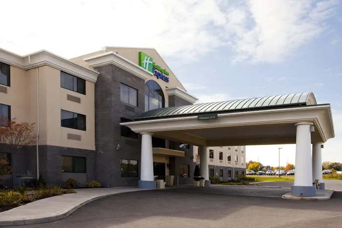 Holiday Inn Express Syracuse Airport by IHG 4
