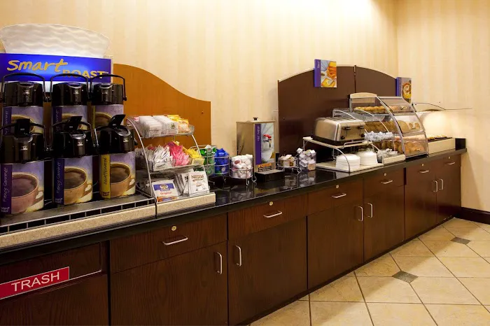 Holiday Inn Express Syracuse Airport by IHG 4